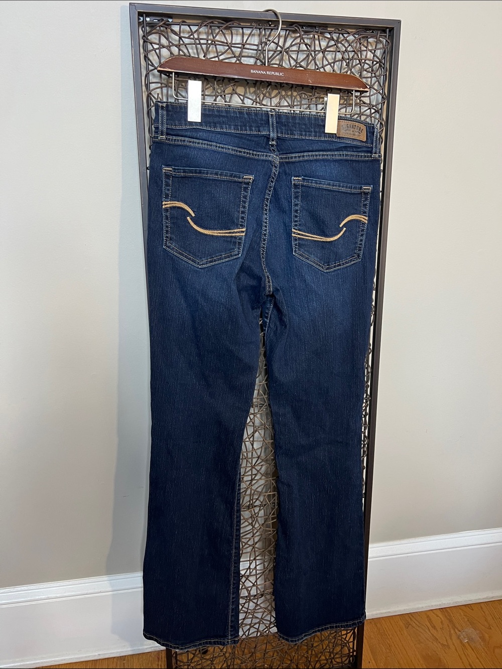 Signature by Levi Strauss & Co. dark wash standard bootleg jeans Women’s 10M